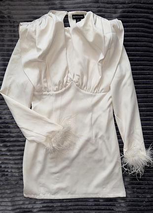 Сукня бежева молочна з пірʼям страуса