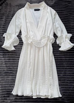 Біла сукня з жаткою з воланами