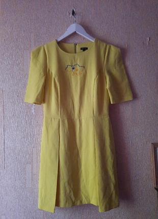 Яркое желтое платье с вышивкой