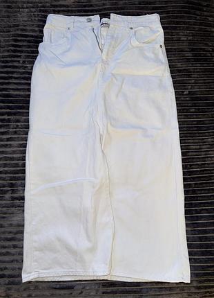 Біла джинсова спідниця з розрізом