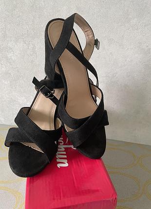 Босоніжки чорні