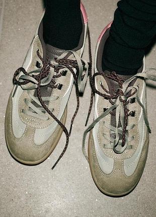 Комбинированные спортивные кроссовки