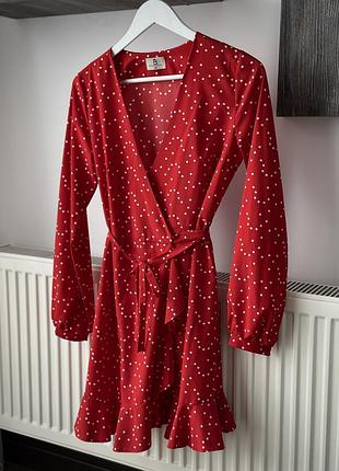 Червона сукня в горошок