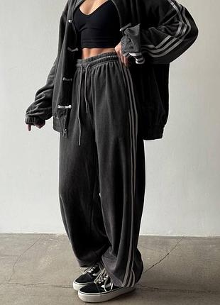 Жіночий брючний велюровий костюм з лампасами