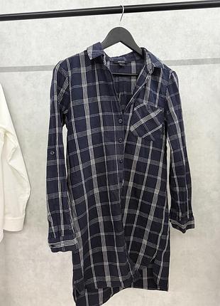 Довга сорочка в клітинку.