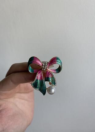 Металева брошка перлова стрічка | брошка у формі банта з емаллю та перлиною