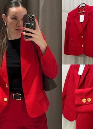 Піджак з золотою фурнітурою