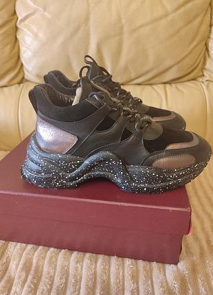 Продам женские кроссовки бренда ditto, натуральная кожа,
черного цвета с цветными вставками и цветной подошвой