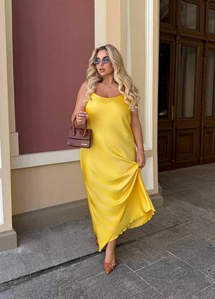 Женское яркое атласное платье макси