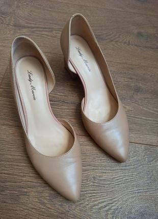 Туфлі лодочки пудрового кольору на підборах