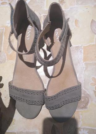 Женские босоножки