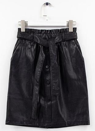 Чорна спідниця на кнопках з екошкіри в школу на 13-14 років