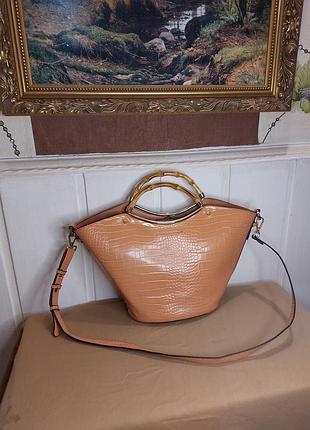 Невероятно красивая сумка от бренда topshop. с бамбуковыми ручками.