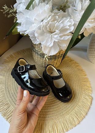 Черные туфельки лаковые