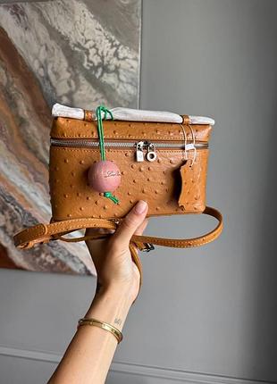 Кожаная сумка loro piana extra pocket 20 in ostrich leather caramel