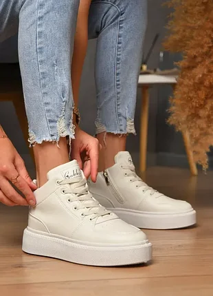 Ботинки женские демисезонные бежевого цвета