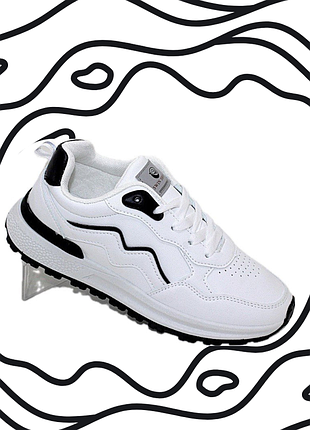 Белые молодежные кроссовки на шнурках
