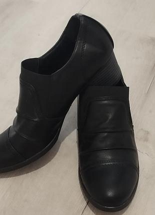 Женские осенние ботинки