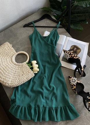 Сукня жіноча на бретельках розмір s на запах колір смарагдовий