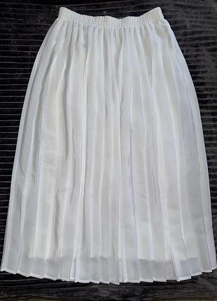 Біла плісирована спідниця