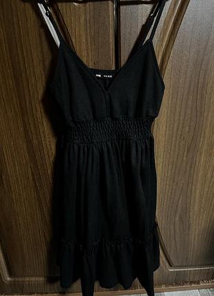 Чорна сукня з бретельками