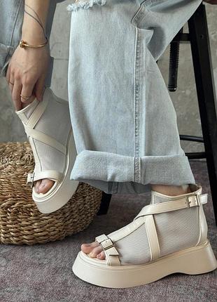 Молочные босоножки на платформе сеткой