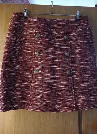 Трендовая юбка а-силуэта, по переду украшена пуговицами. твид. в реале цвет красивее - больше коричневого, а не красного.