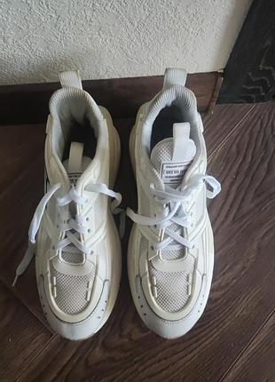 Кроссовки от бренда vitto rossi, пол унисекс. кроссовки б/у тому есть некоторые пятна от использования