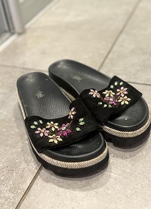 Шлепанцы бренд pertini, очень удобные, комфортные, все камни на месте