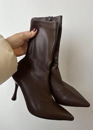Элегантные шоколадные ботильоны с острым носиком