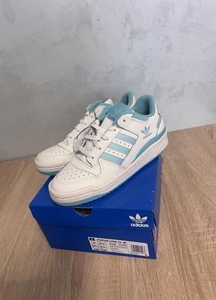 Шкіряні жіночі кросівки adidas forum low cl w