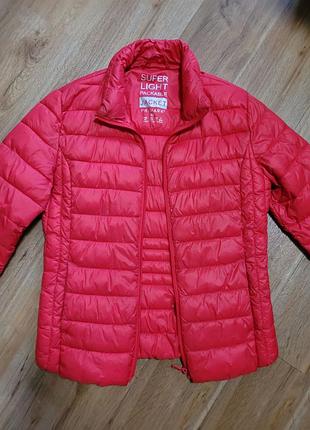 Красная легкая куртка
