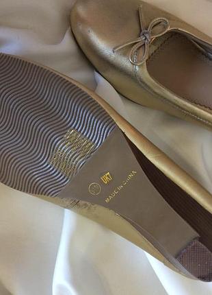 Жіночі шкіряні туфлі золотий колір