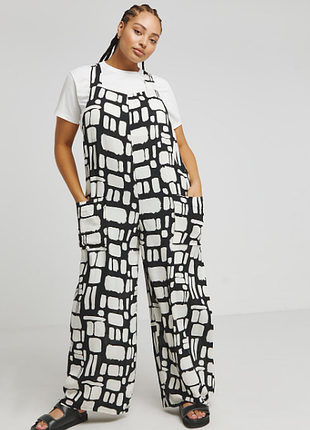 Широкий комбинезон с монохромным принтом и карманами большого 28 размера