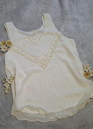 Нарядная белая легкая майка с бисерной вышивкой