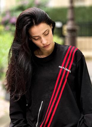 Спортивний костюм складається з подовженого худі та брюк з високою талією та вільною штаниною, що забезпечує вам максимальну свободу рухів