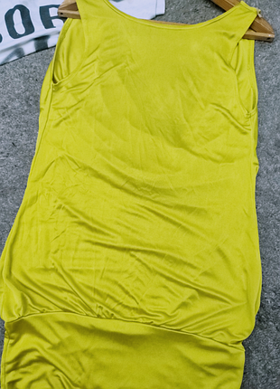 Ошатне плаття з відкритою спиною.