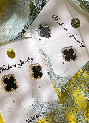 Сережки жіночі класичні модні трендові клевер у золотому та срібному кольорі з чорним камінцем цвяшки з медичної сталі ван кліф