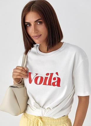 Однотонна футболка з написом voila