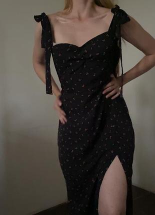 Чорна міді сукня в вишні з розрізом