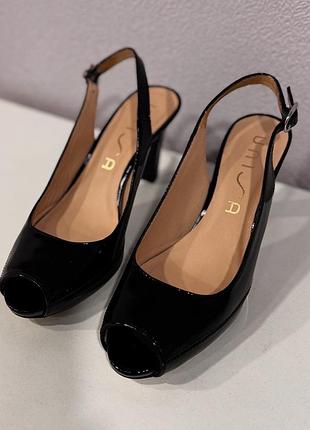 Босоніжки лакові