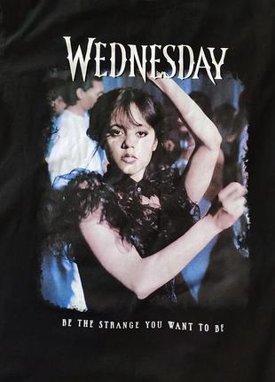 Чорна футболка з принтом wednesday