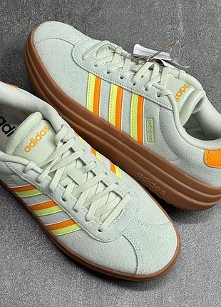 Шкіряні на платформі кросівки adidas ji1787