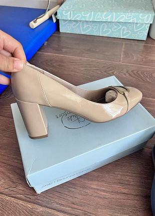 Нові лакові туфлі 39 р