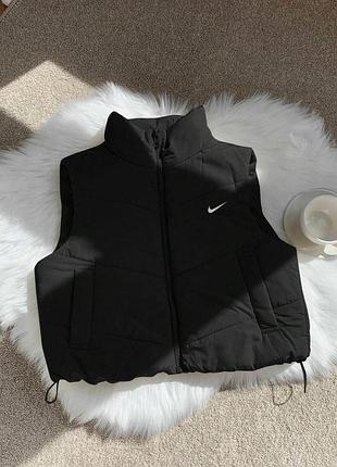 Жіноча тепла жилетка укорочена на затяжках чорна дута утеплена осіння