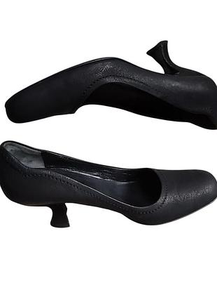 Шкіряні туфлі prada vintage