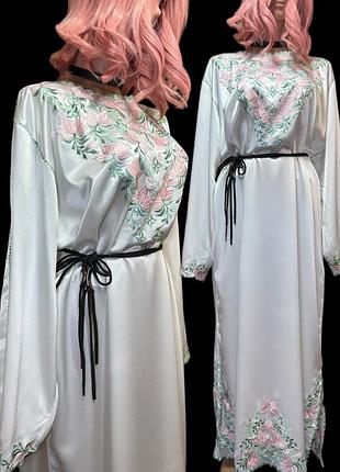 Атласное платье макси с объемной цветочной вышивкой