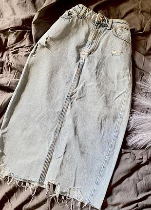 Жіноча джинсова юбка міді з необробленими краєм, рвана