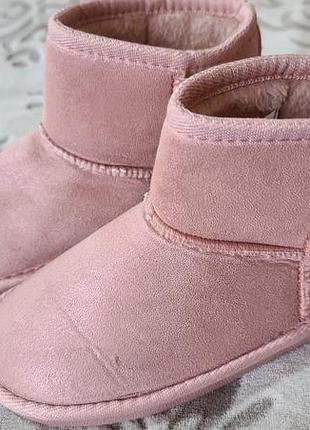 Теплые сапоги угги на девочку. размер 30. стелька 19 см. внутри искусственный мех. новые.