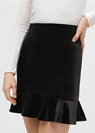 Стильная черная юбка с воланом